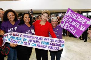 Eliceuda em lançamento da Casa da Mulher Brasileira, no Palácio do Planalto, junto da ex-presidenta Dilma e diretoras do SINPRO. Da esquerda para a direita, Neliane Maria, Eliceuda França, Dilma Rousseff e Fátima Nunes.